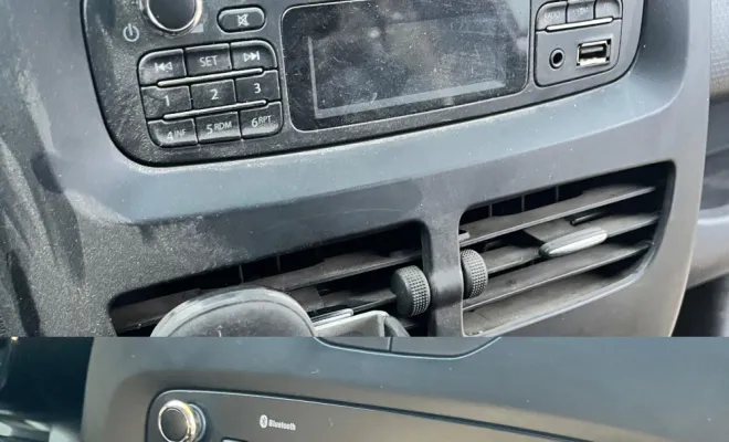 Dépoussiérage et nettoyage du tableau de bord avec produit brillant anti uv